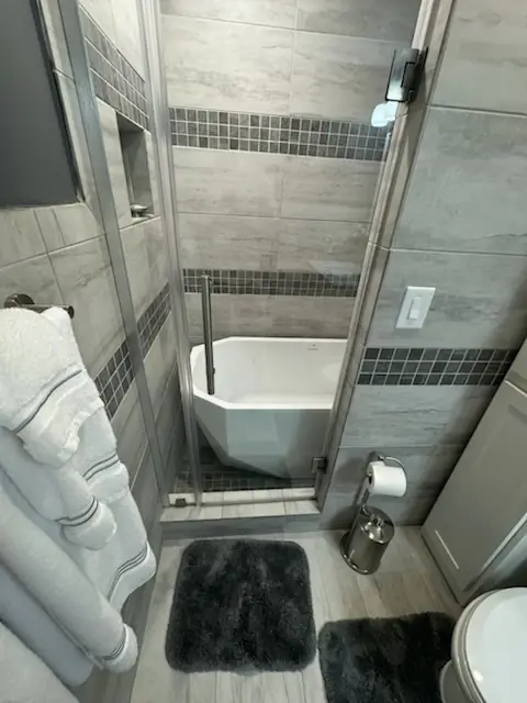 Tiled bath with soaking tub