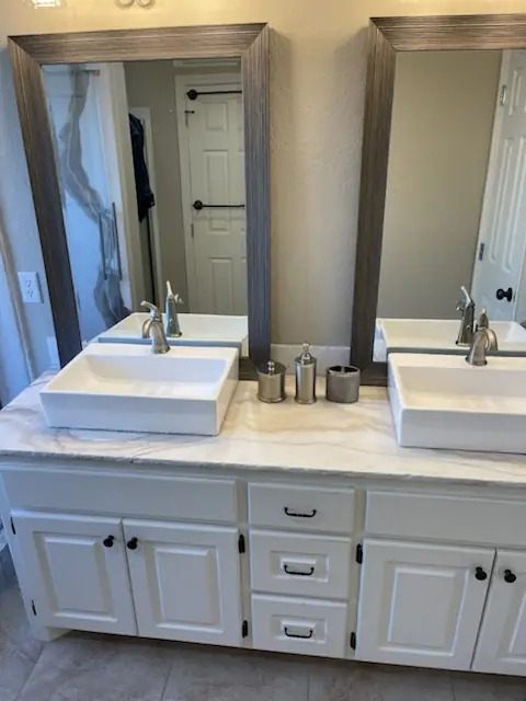 Double vanity with vessel sinks